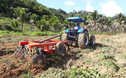 Prefeitura atende solicitação de agricultores para o preparo da terra