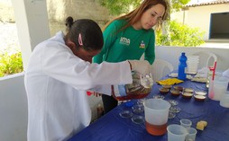 Biólogas do IMA ensinam mulheres coqueirenses a produzir sabão ecológico com óleo de cozinha