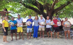 Prefeitura entrega cestas nutricionais para pescadores e marisqueiras
